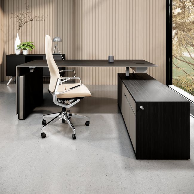 MOTION 2-Motoren-Schreibtisch mit Sideboard | Elektrisch höhenverstellbar, 2000 x 1800 mm, Esche Schwarz Furnier