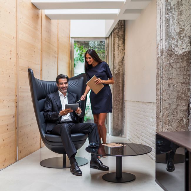 CAVE Lounge-Sessel | Tellerfuß, hohe Rückenlehne