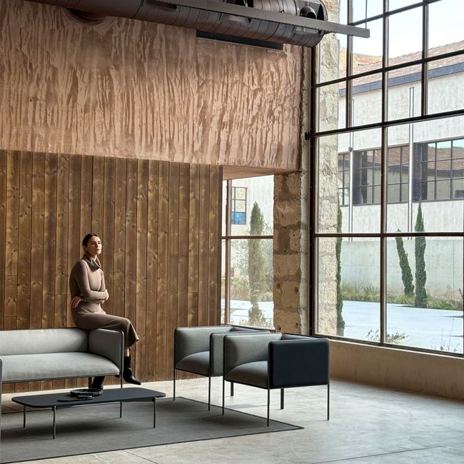 MITEA Lounge-Sessel | 4-Fuß-Gestell, feste Armlehnen