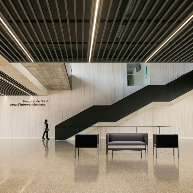 MITEA Lounge-Sessel | 4-Fuß-Gestell, feste Armlehnen