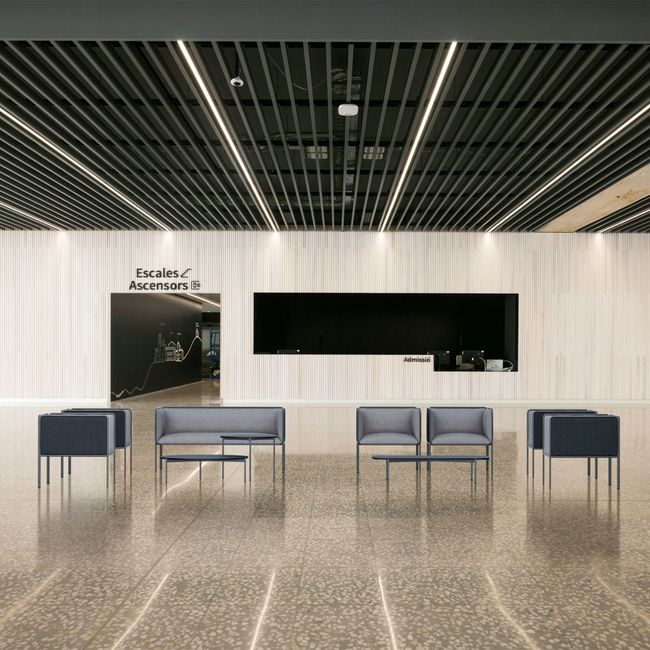 MITEA Lounge-Sessel | 4-Fuß-Gestell, feste Armlehnen