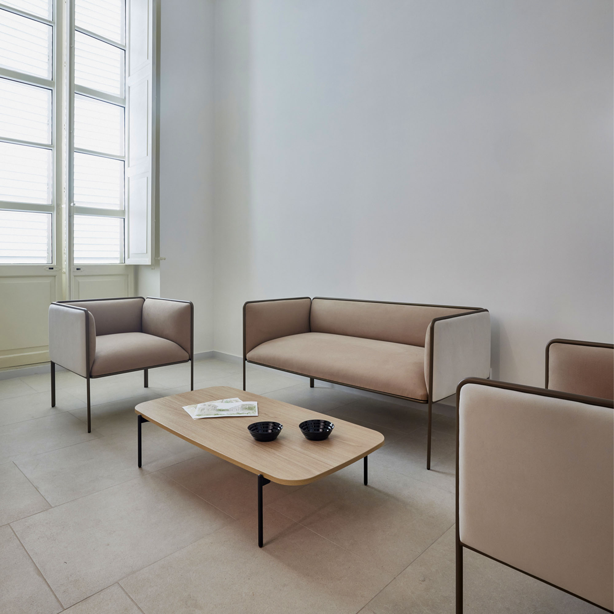 MITEA Sofa | 4-Fuß-Gestell, feste Armlehnen, 2- oder 3-Sitzer - 12 Main Image