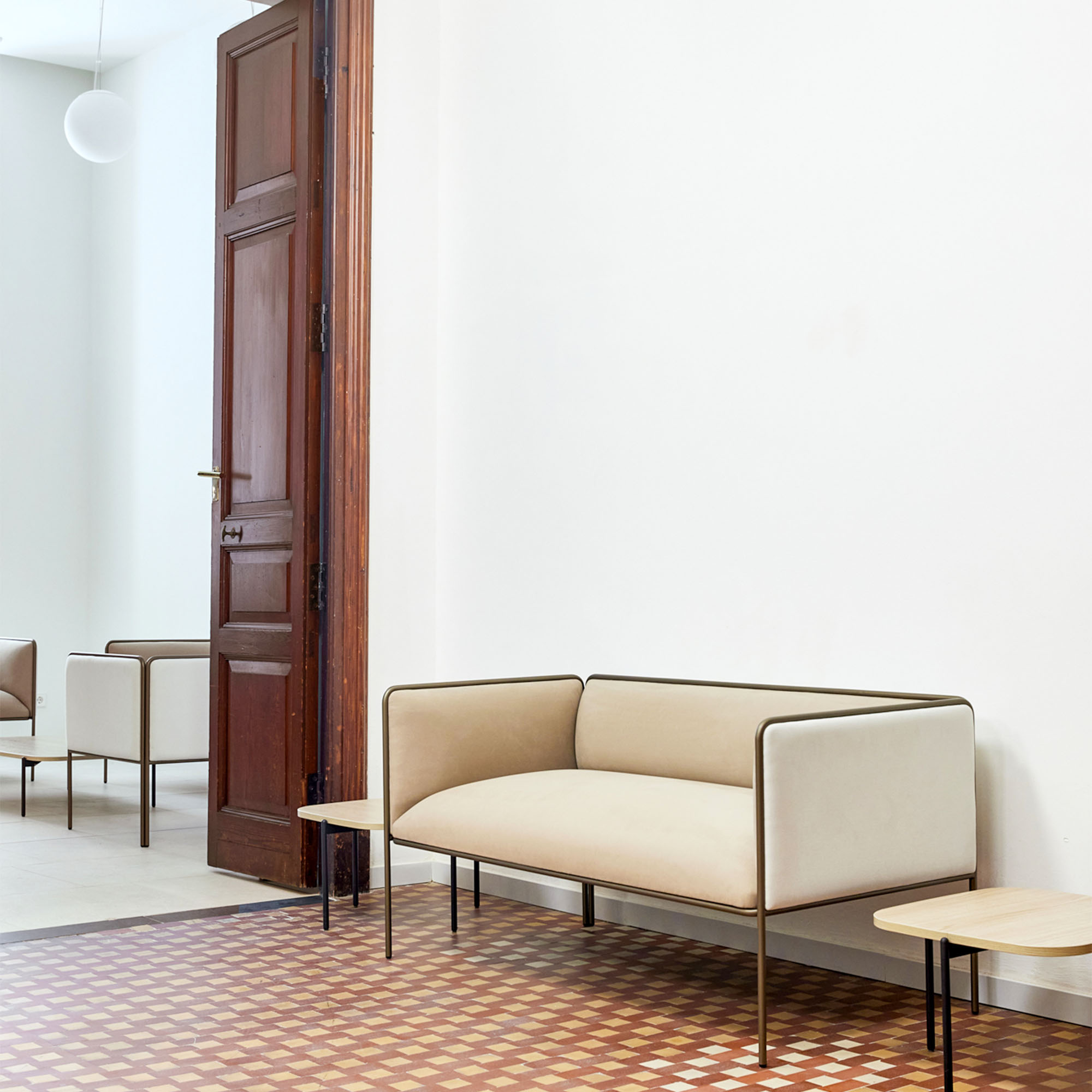 MITEA Sofa | 4-Fuß-Gestell, feste Armlehnen, 2- oder 3-Sitzer - 14 Main Image