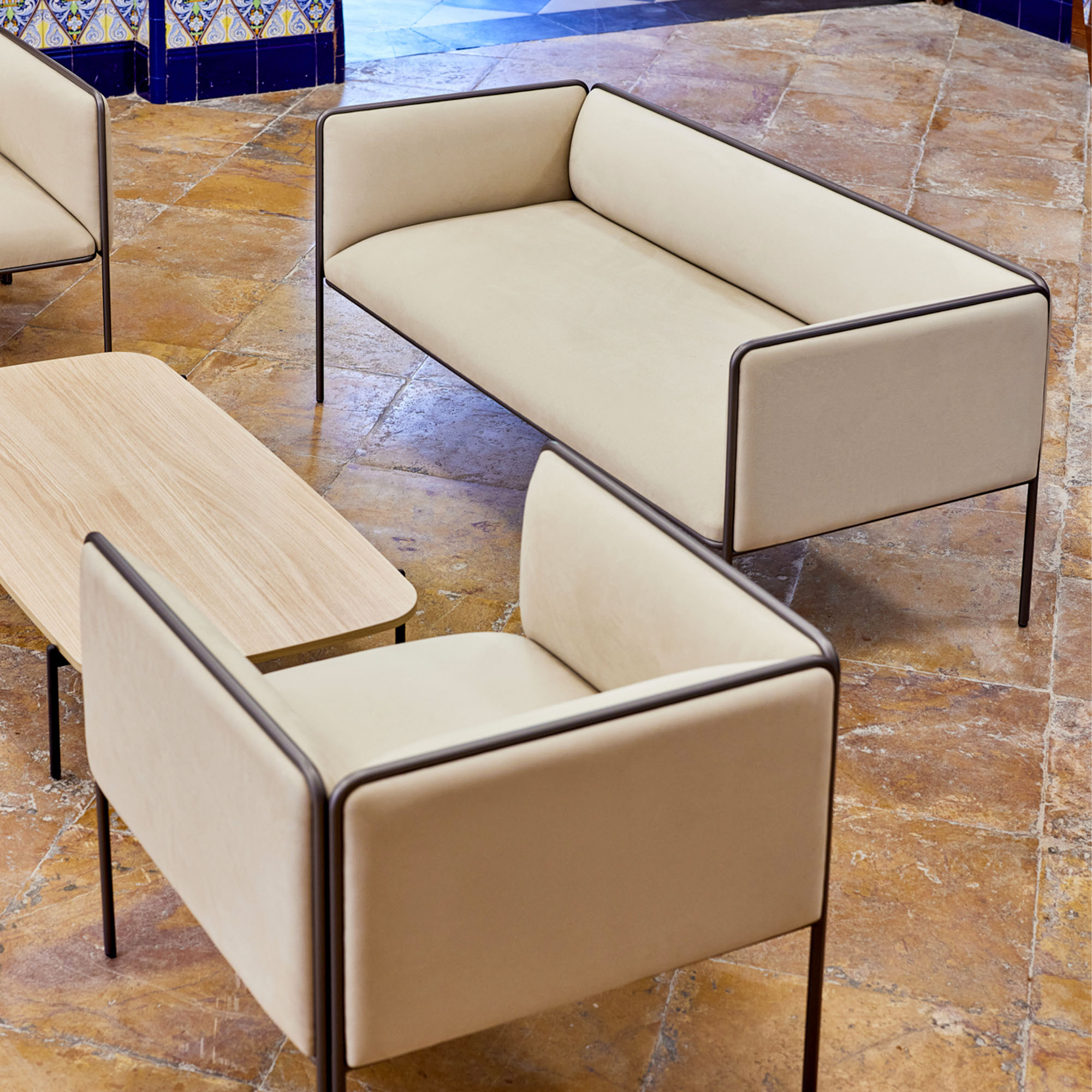 MITEA Sofa | 4-Fuß-Gestell, feste Armlehnen, 2- oder 3-Sitzer - 17 Main Image