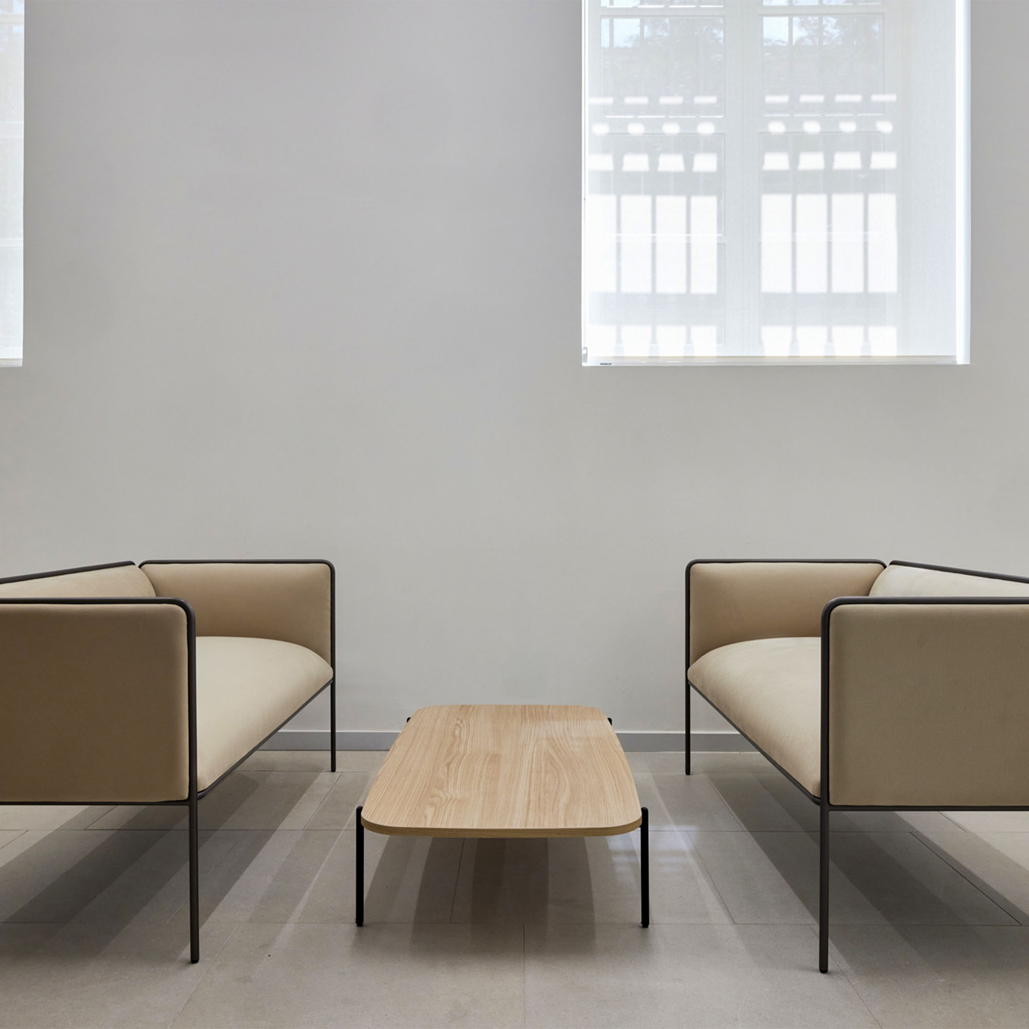 MITEA Sofa | 4-Fuß-Gestell, feste Armlehnen, 2- oder 3-Sitzer - 19 Main Image