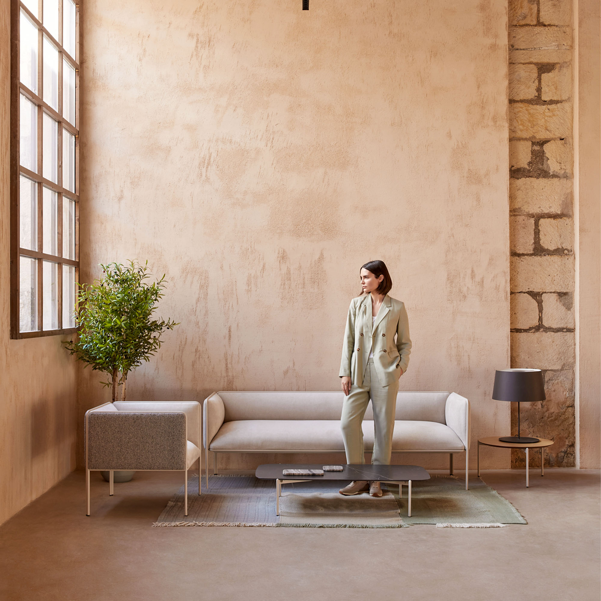 MITEA Sofa | 4-Fuß-Gestell, feste Armlehnen, 2- oder 3-Sitzer - 4 Main Image