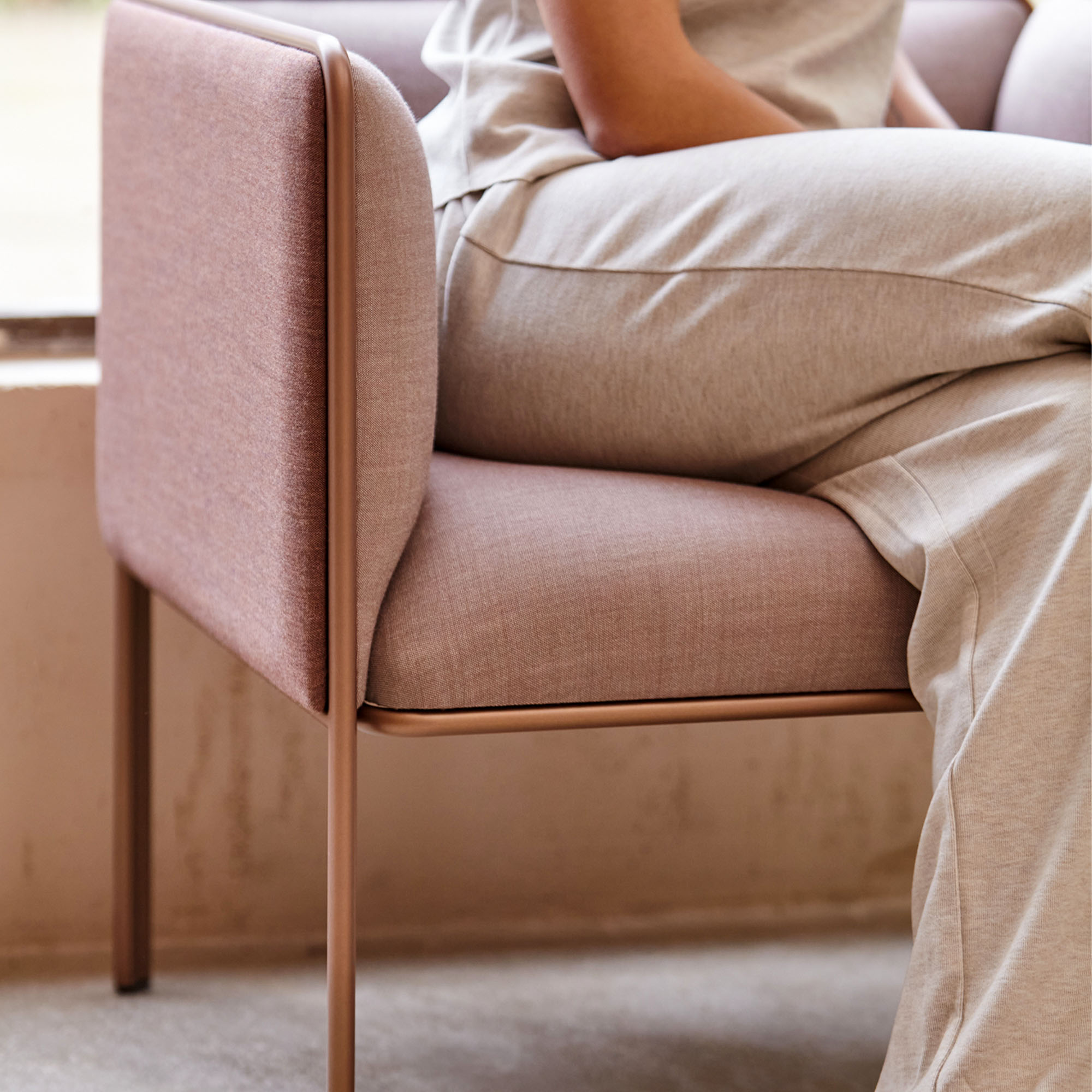 MITEA Sofa | 4-Fuß-Gestell, feste Armlehnen, 2- oder 3-Sitzer - 29 Main Image