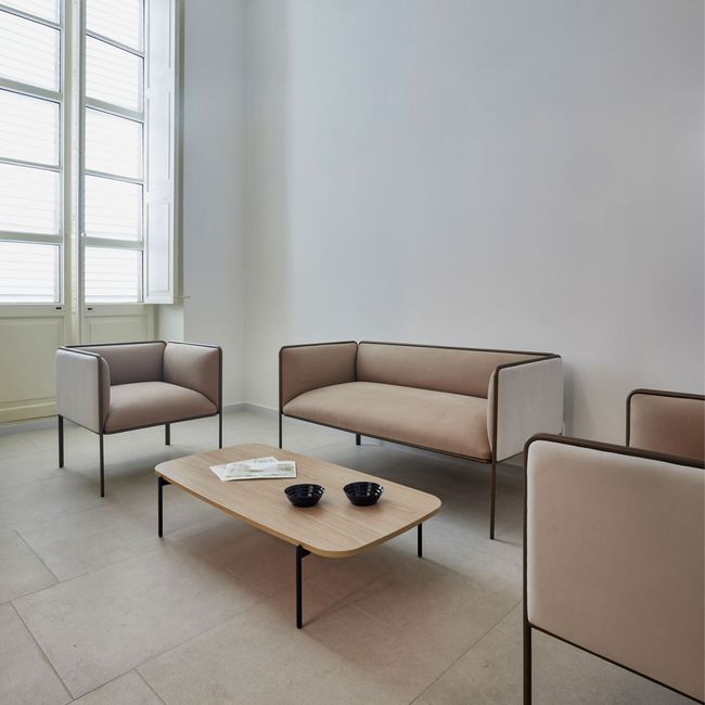 MITEA Sofa | 4-Fuß-Gestell, feste Armlehnen, 2- oder 3-Sitzer