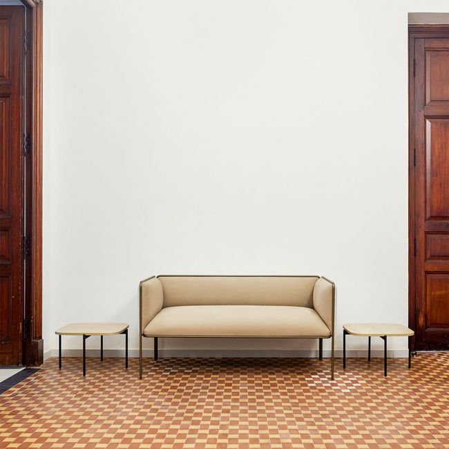 MITEA Sofa | 4-Fuß-Gestell, feste Armlehnen, 2- oder 3-Sitzer