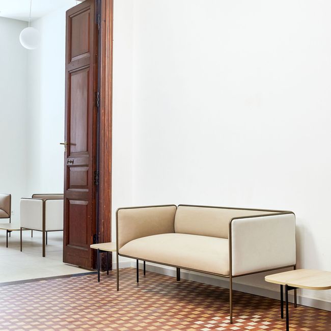 MITEA Sofa | 4-Fuß-Gestell, feste Armlehnen, 2- oder 3-Sitzer