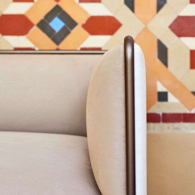 MITEA Sofa | 4-Fuß-Gestell, feste Armlehnen, 2- oder 3-Sitzer