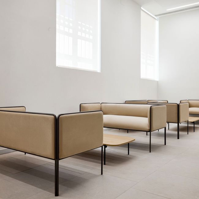 MITEA Sofa | 4-Fuß-Gestell, feste Armlehnen, 2- oder 3-Sitzer