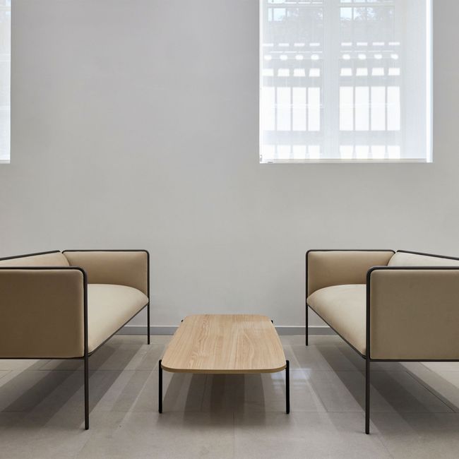 MITEA Sofa | 4-Fuß-Gestell, feste Armlehnen, 2- oder 3-Sitzer