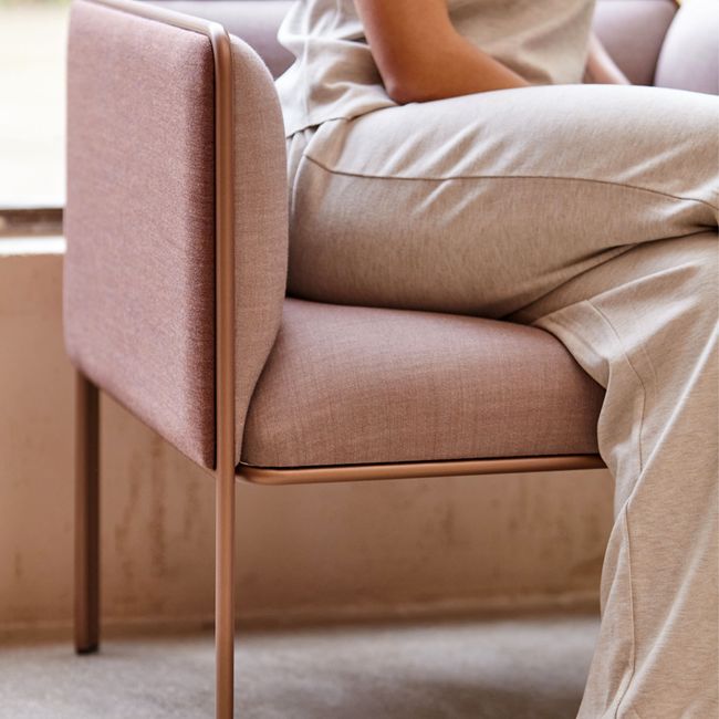 MITEA Sofa | 4-Fuß-Gestell, feste Armlehnen, 2- oder 3-Sitzer