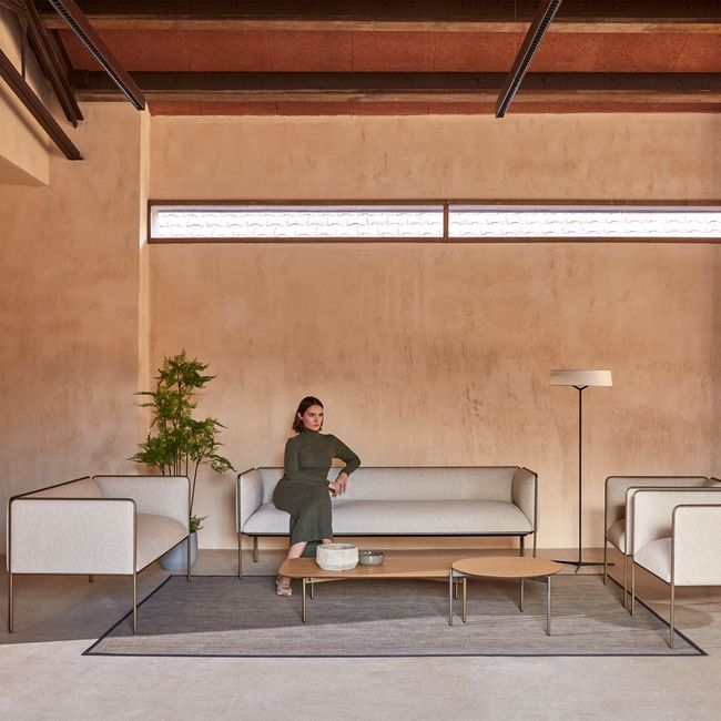 MITEA Sofa | 4-Fuß-Gestell, feste Armlehnen, 2- oder 3-Sitzer