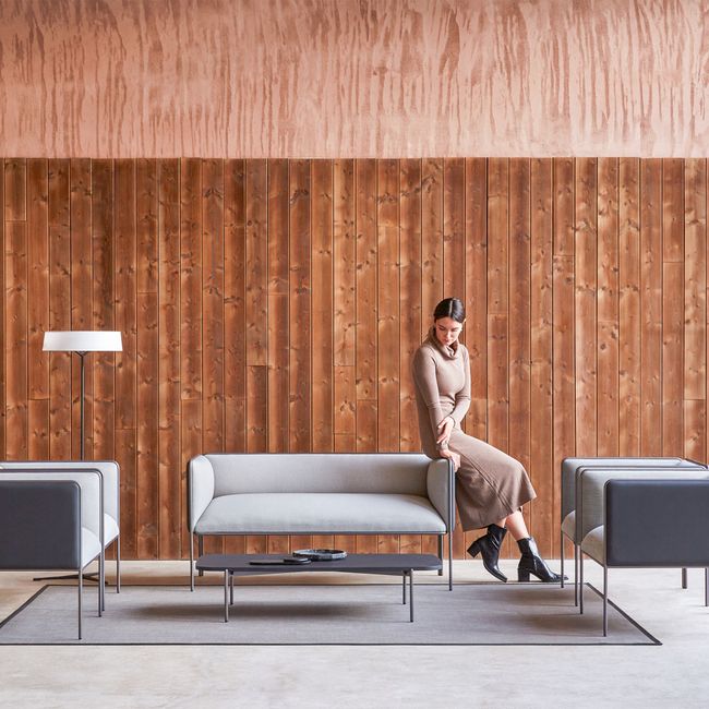 MITEA Sofa | 4-Fuß-Gestell, feste Armlehnen, 2- oder 3-Sitzer