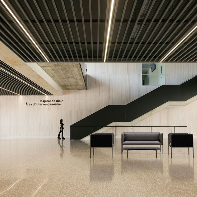 MITEA Sofa | 4-Fuß-Gestell, feste Armlehnen, 2- oder 3-Sitzer