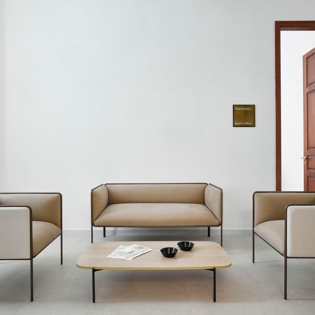 MITEA Sofa | 4-Fuß-Gestell, feste Armlehnen, 2- oder 3-Sitzer