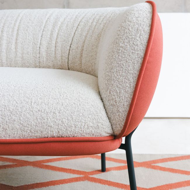 LEWI Sofa | 4-Fuß-Gestell, feste Armlehnen