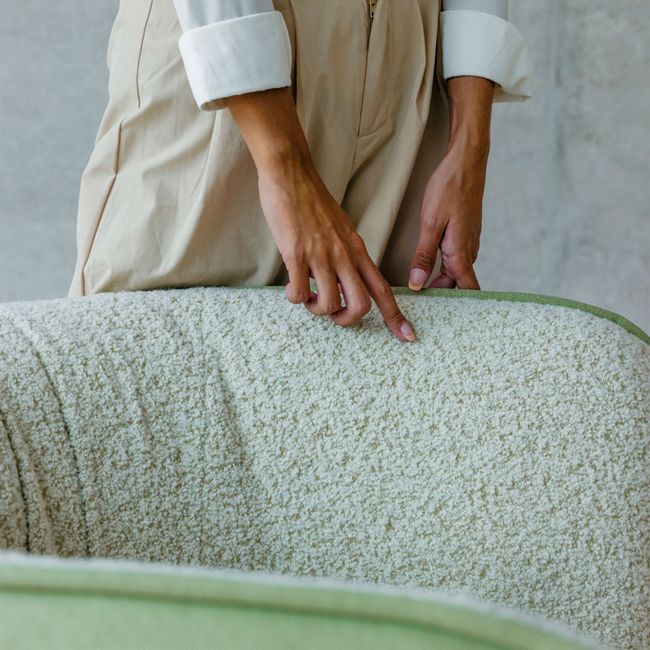 LEWI Sofa | 4-Fuß-Gestell, feste Armlehnen