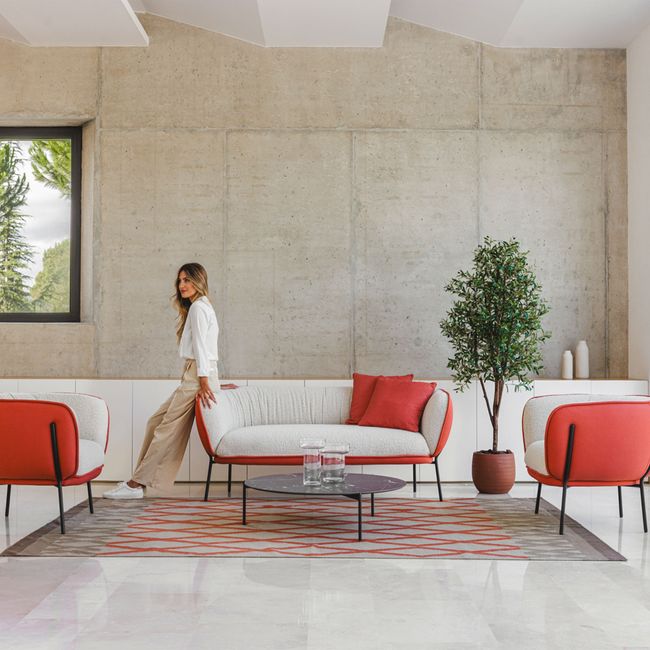 LEWI Sofa | 4-Fuß-Gestell, feste Armlehnen