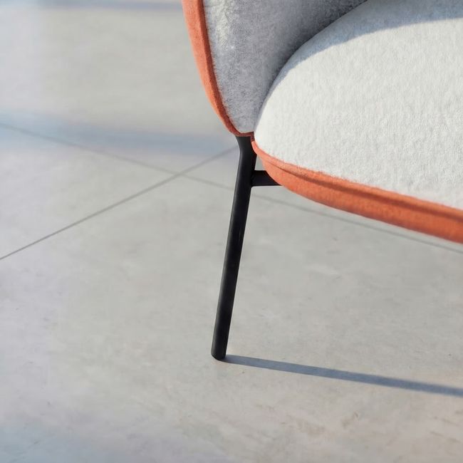 LEWI Sofa | 4-Fuß-Gestell, feste Armlehnen