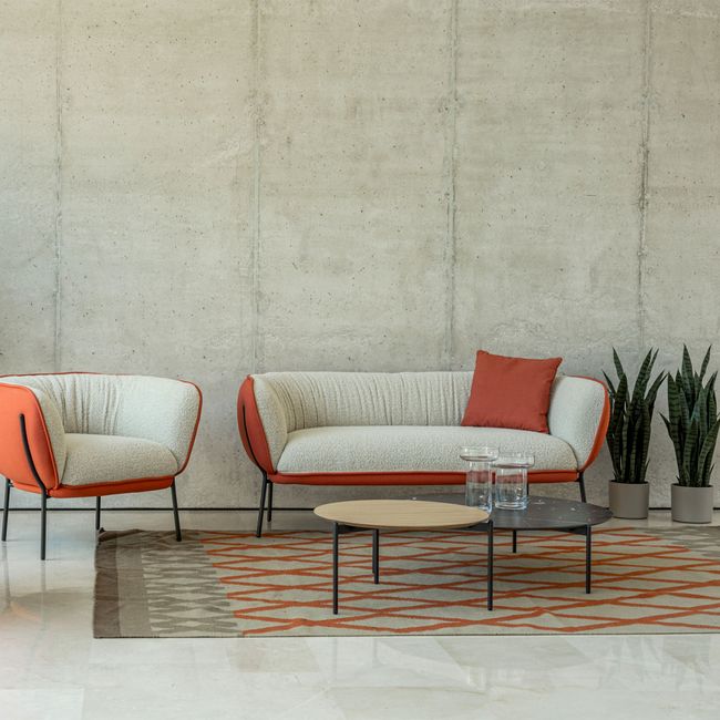 LEWI Sofa | 4-Fuß-Gestell, feste Armlehnen