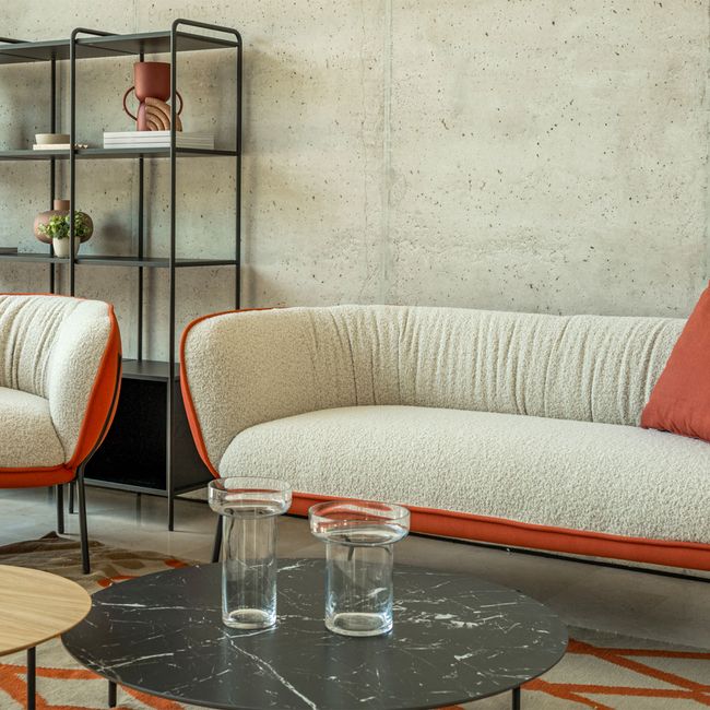 LEWI Sofa | 4-Fuß-Gestell, feste Armlehnen