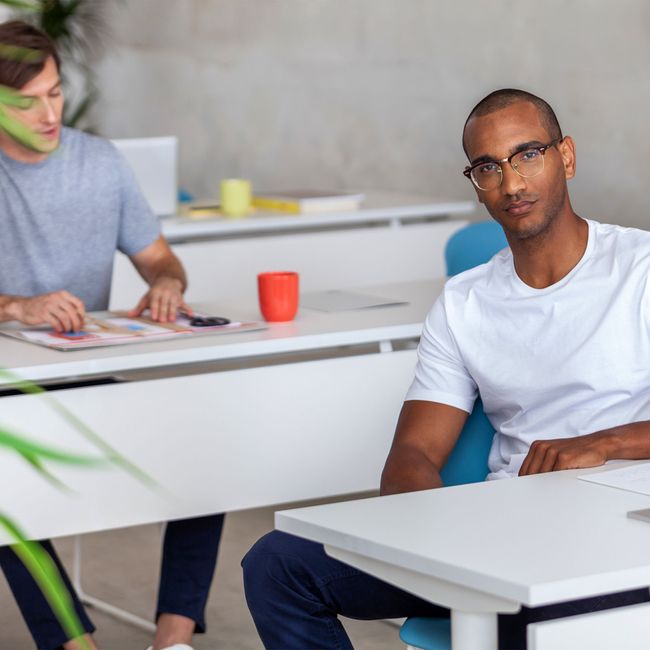 SKILL Schreibtisch | 1380-2100 x 740 mm, optional Kabelklappe, Kabelkanal und Kniesichtblende