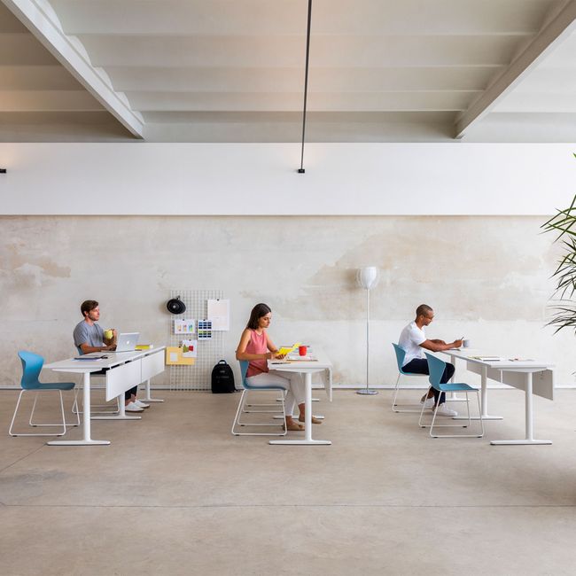 SKILL Schreibtisch | 1380-2100 x 740 mm, optional Kabelklappe, Kabelkanal und Kniesichtblende