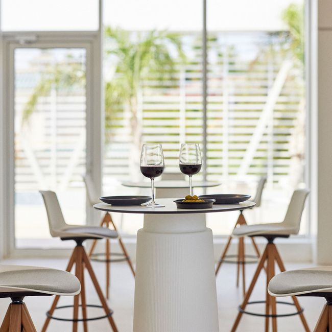 DORIA Hochtisch | 600-1000 mm, rund oder quadratisch, Säule