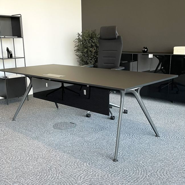 ARKONIS Schreibtisch | 2000-2200 x 745 mm, optionale Kabelklappe und Kniesichtblende