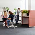 WARIANT Schreibtisch mit hoher Abschirmung | 1070-1270 x 1400 mm, elektrisch höhenverstellbar