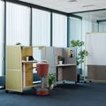 WARIANT Schreibtisch mit hoher Abschirmung | 1070-1270 x 1400 mm, elektrisch höhenverstellbar