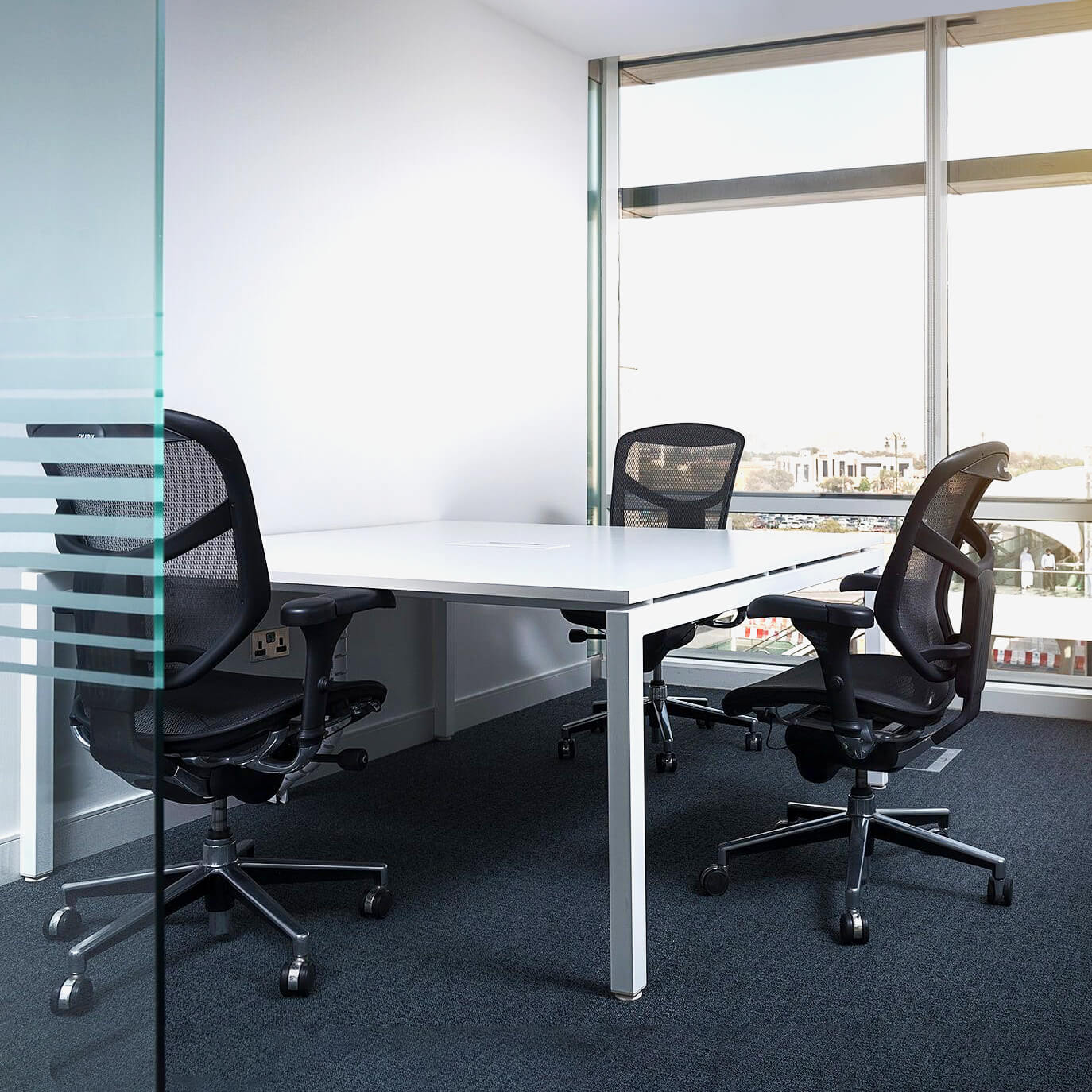 NOVA Konferenztisch | 1600 x 1640 mm (6 - 8 Personen), elektrifiziert, Weiß - 14 Main Image