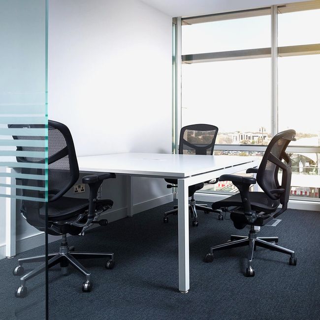 NOVA Konferenztisch | 1600 x 1640 mm (6 - 8 Personen), elektrifiziert, Weiß NOVA Konferenztisch | 1600 x 1640 mm (6 - 8 Personen), elektrifiziert, Weiß