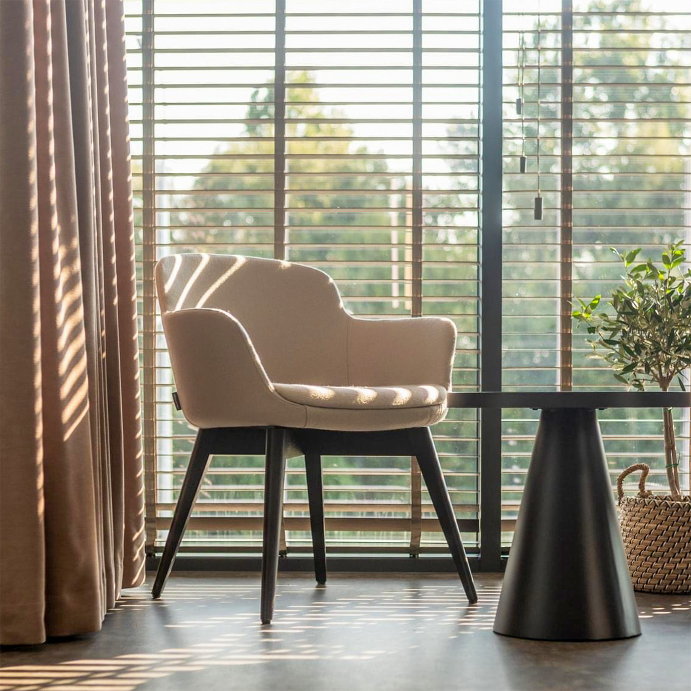 DANAE Fauteuil salon | Cadre Esche-Ech-Wood, Tabrics de référence Lucia / Velito / Synergy - 13 Main Image