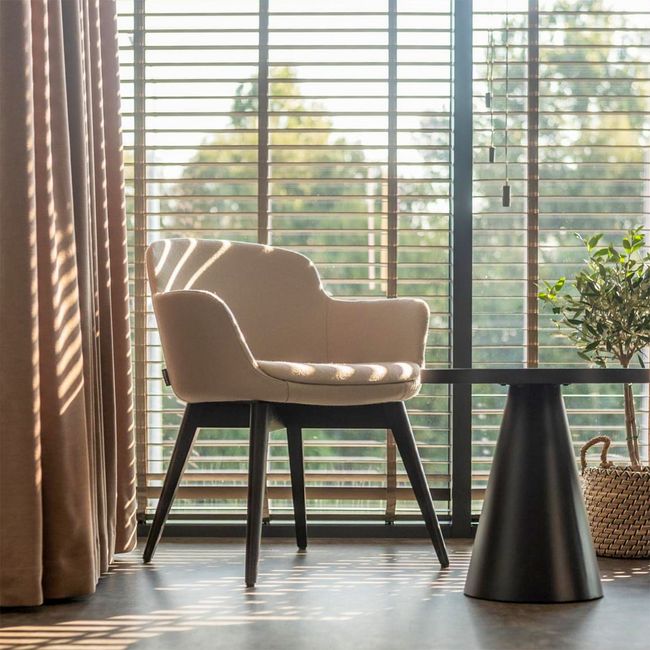 DANAE Lounge-Sessel | Esche-Echtholz-Gestell, Bezugsstoffe LUCIA / VELITO / SYNERGY