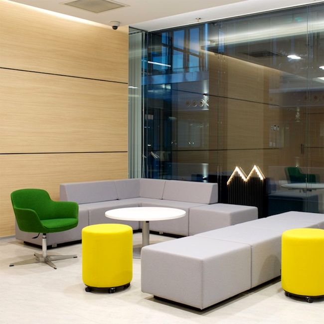 DANAE Lounge-Sessel | Esche-Echtholz-Gestell, Bezugsstoffe LUCIA / VELITO / SYNERGY