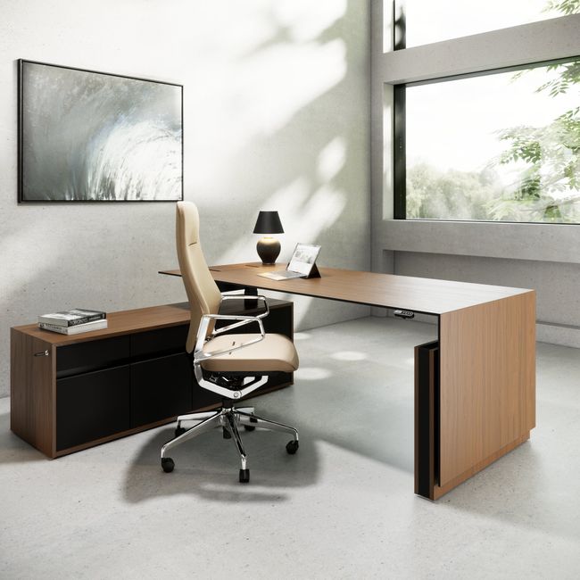 MOTION 2-Motoren-Schreibtisch mit Sideboard | Elektrisch höhenverstellbar, 2000 x 1800 mm, Nussbaum Furnier