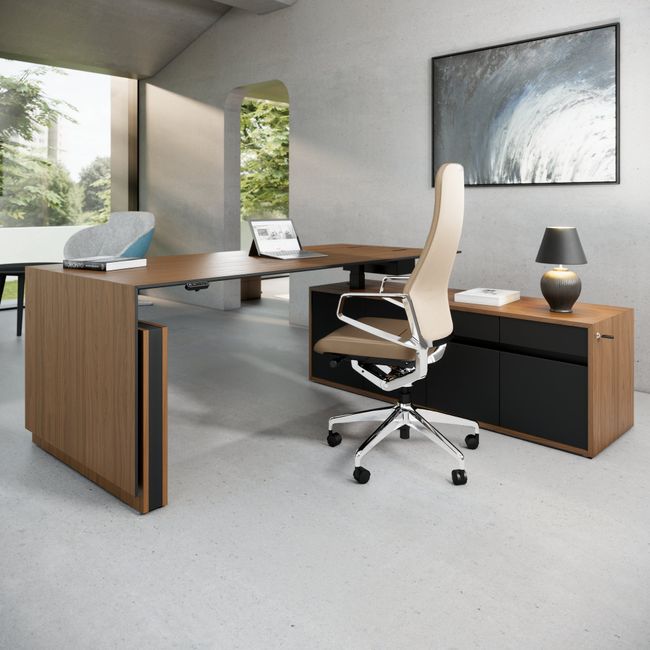 MOTION 2-Motoren-Schreibtisch mit Sideboard | Elektrisch höhenverstellbar, 2000 x 1800 mm, Nussbaum Furnier