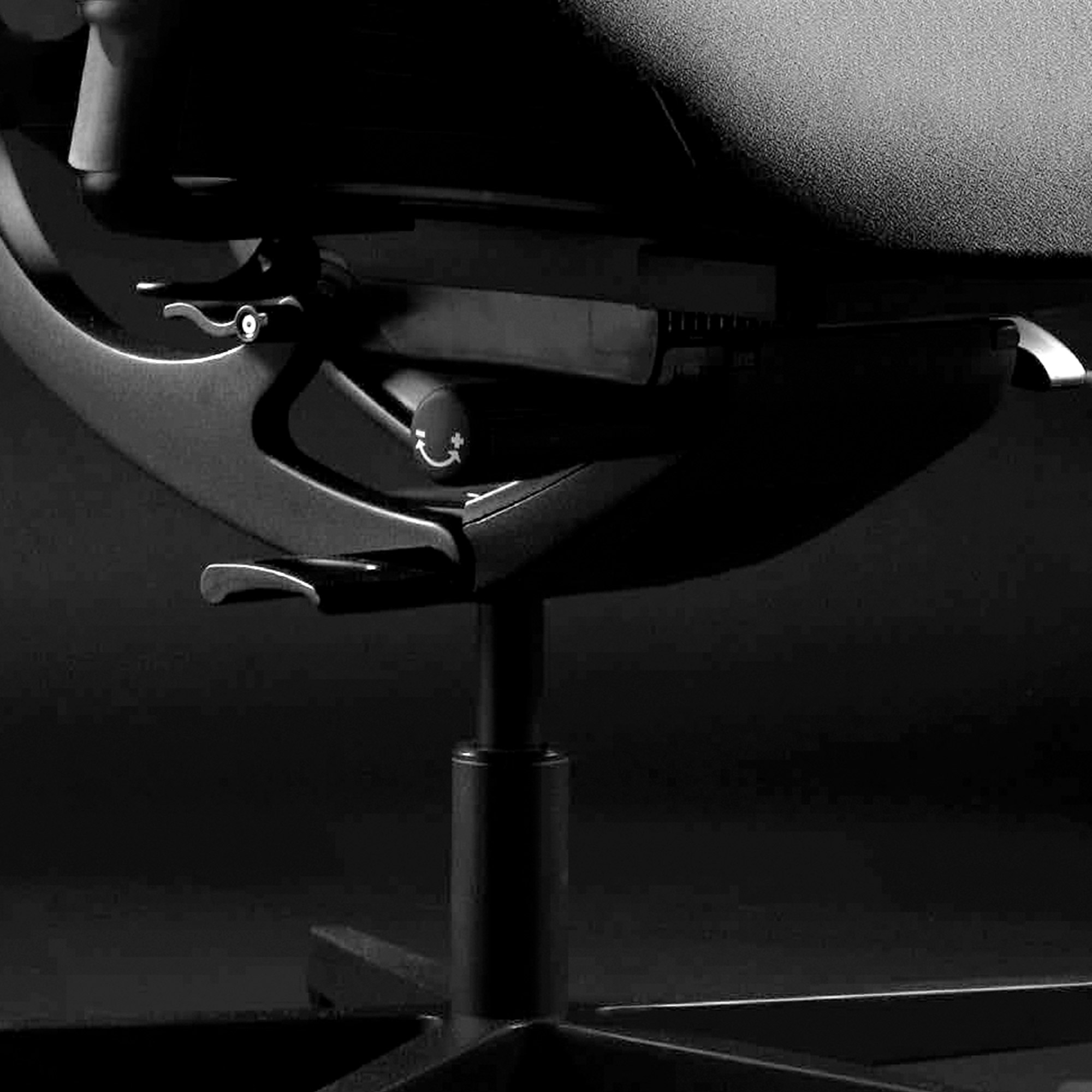 Wagner - AluMedic Black Edition Office Swivel Chair | Poggiatesta, nero - 10 Main Image