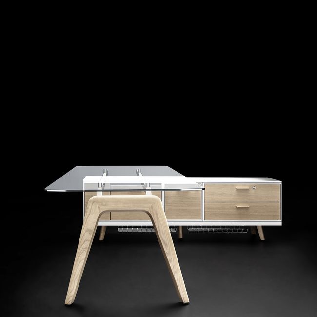 BRALCO RAIL Schreibtisch | 1800 - 2400 mm, integriertes Lowboard, grau getönte Glas-Tischplatte