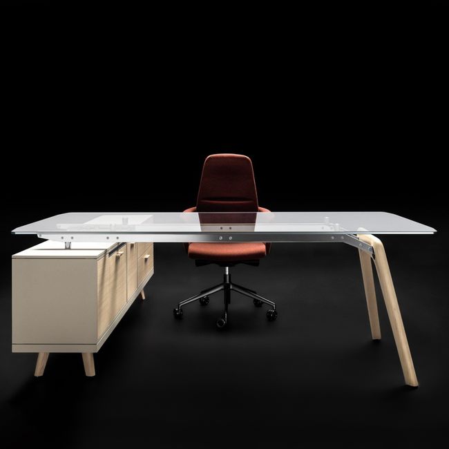 BRALCO RAIL Schreibtisch | 1800 - 2400 mm, integriertes Lowboard, grau getönte Glas-Tischplatte