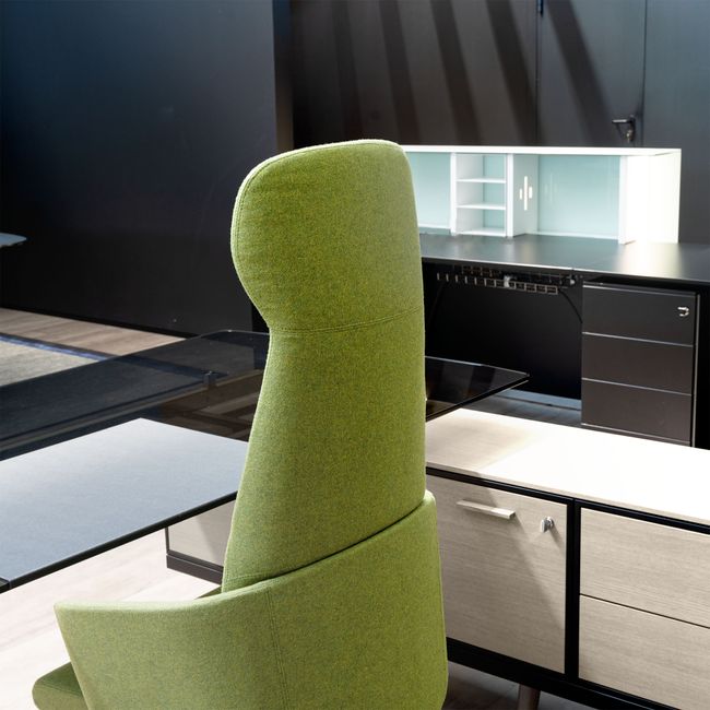 BRALCO RAIL Schreibtisch | 1800 - 2400 mm, integriertes Lowboard, grau getönte Glas-Tischplatte