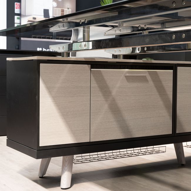 BRALCO RAIL Schreibtisch | 1800 - 2400 mm, integriertes Lowboard, grau getönte Glas-Tischplatte