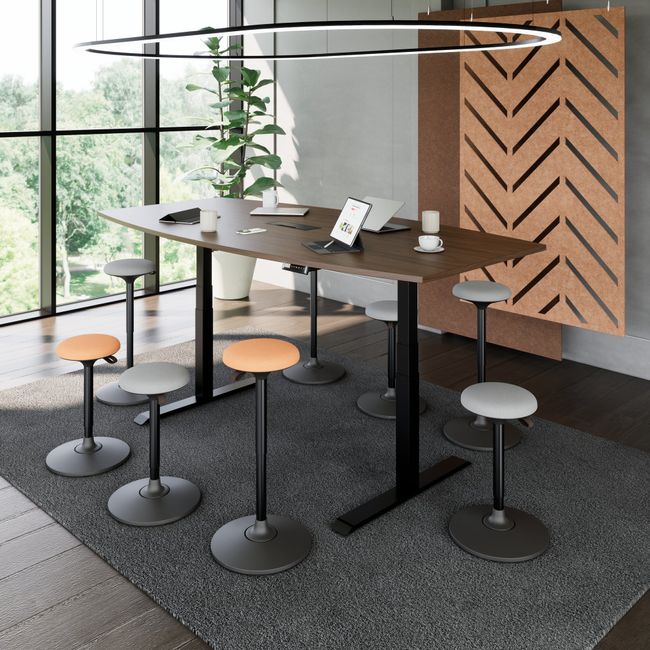 DRIVE 2-Motoren-Konferenztisch | Bootsform, 1800 - 2400 mm (6 - 10 Personen), elektrisch höhenverstellbar, Kabelklappe optional, Nussbaum