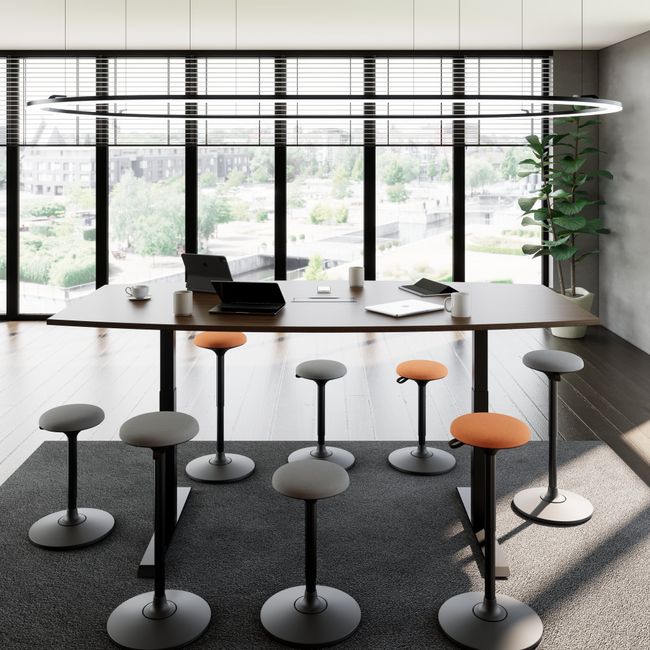 DRIVE 2-Motoren-Konferenztisch | Bootsform, 1800 - 2400 mm (6 - 10 Personen), elektrisch höhenverstellbar, Kabelklappe optional, Nussbaum