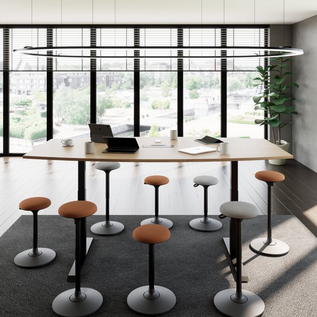 DRIVE 2-Motoren-Konferenztisch | Bootsform, 1800 - 2400 mm (6 - 10 Personen), elektrisch höhenverstellbar, Kabelklappe optional, Bernsteineiche