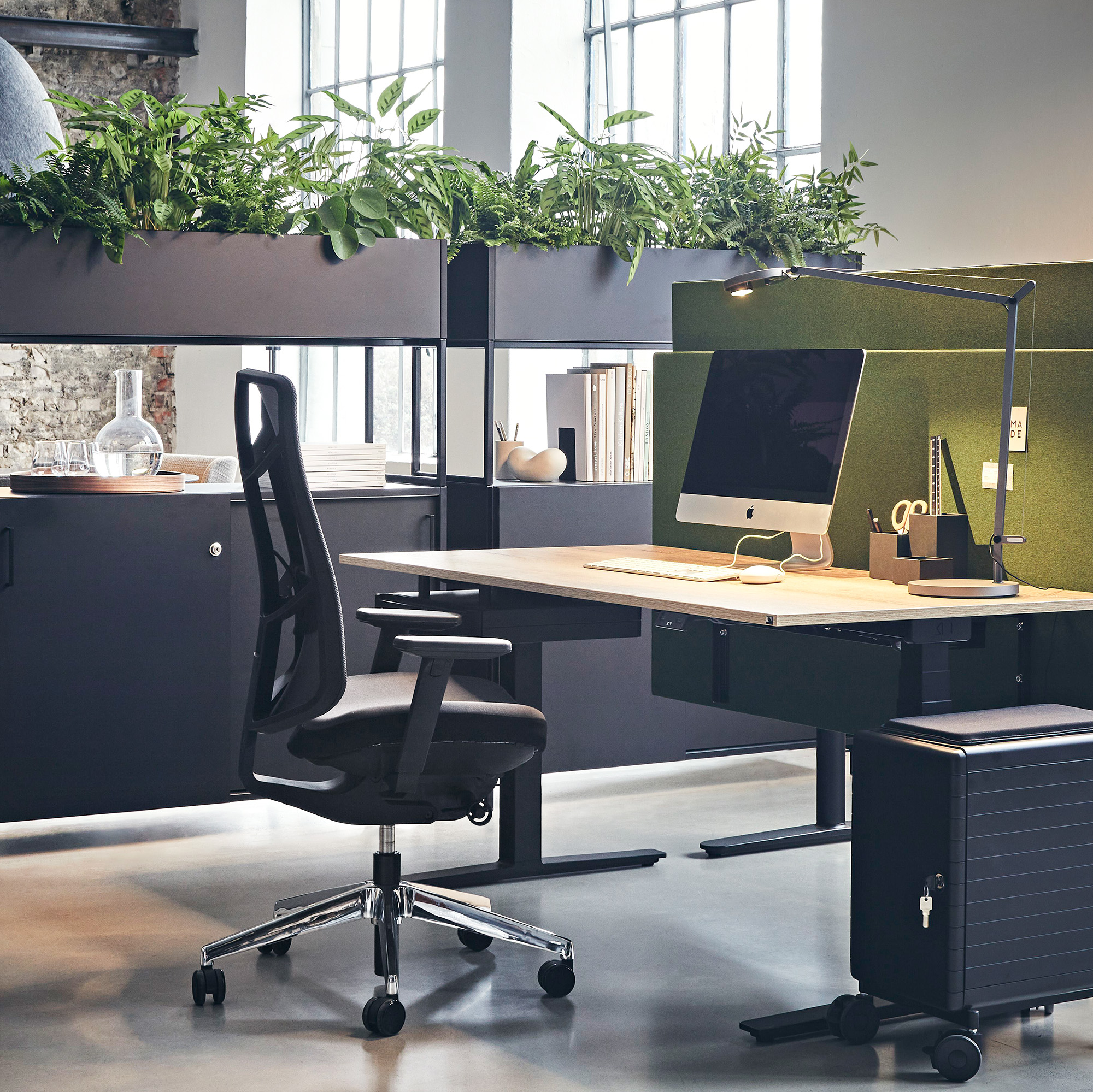 König + Neurath - JET.III office swivel chair | Soft padding, lumbar support, black - 7 Main Image